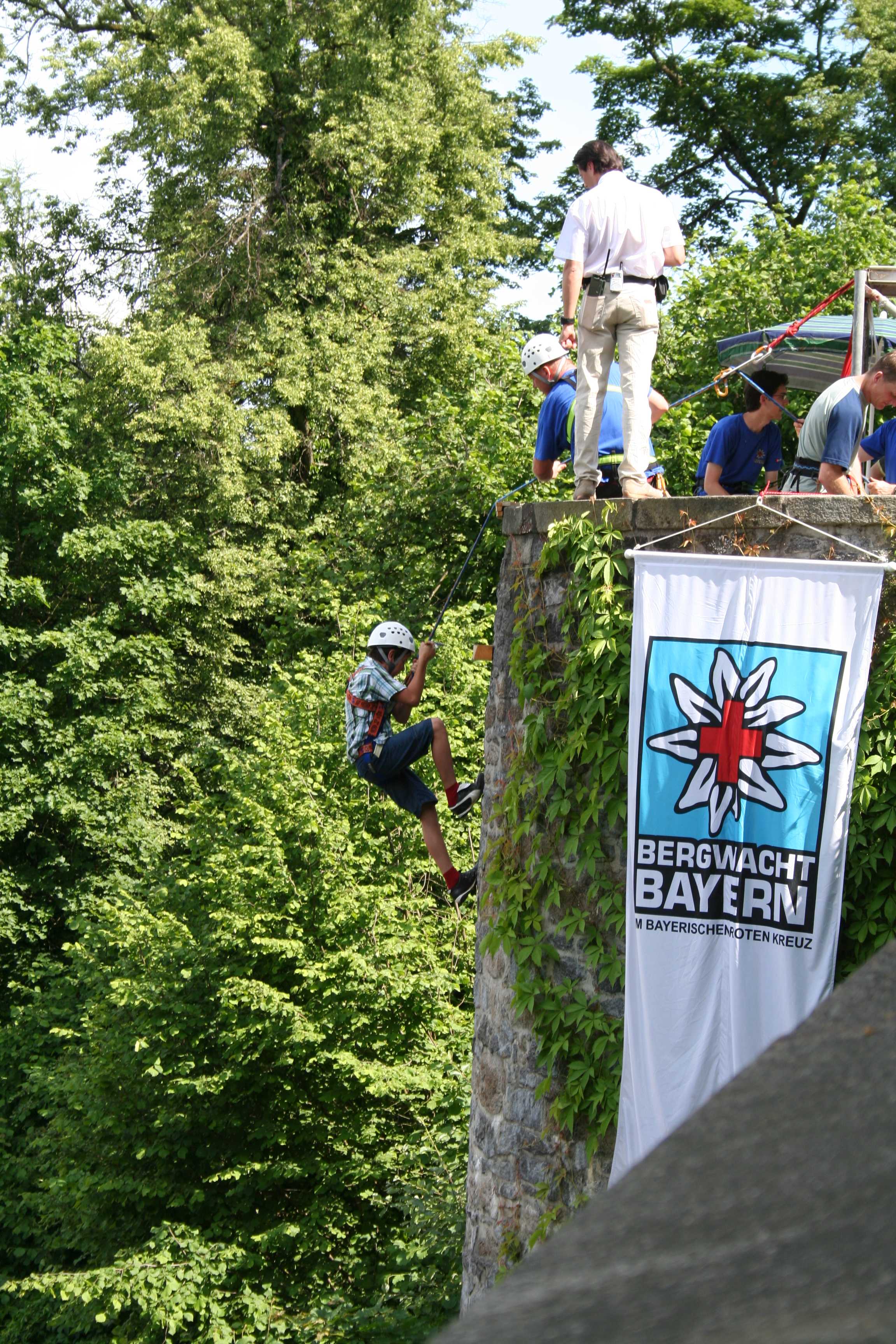 Abseilen von der Burgmauer - Nervenkitzel pur.jpg