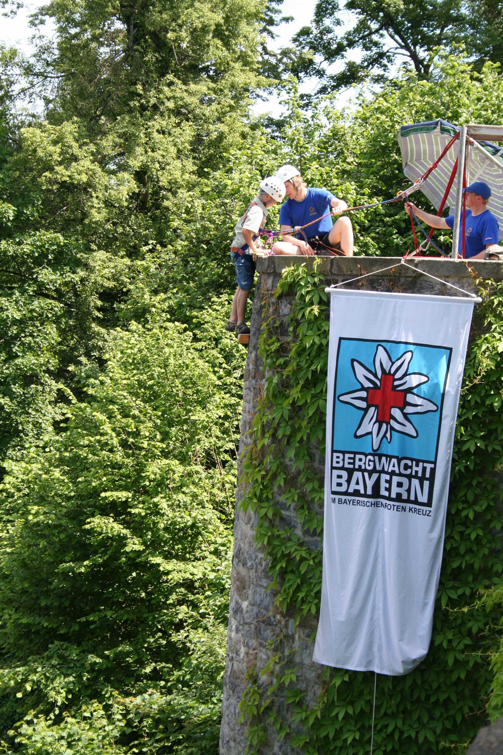 Abseilen von der Burgmauer.jpg